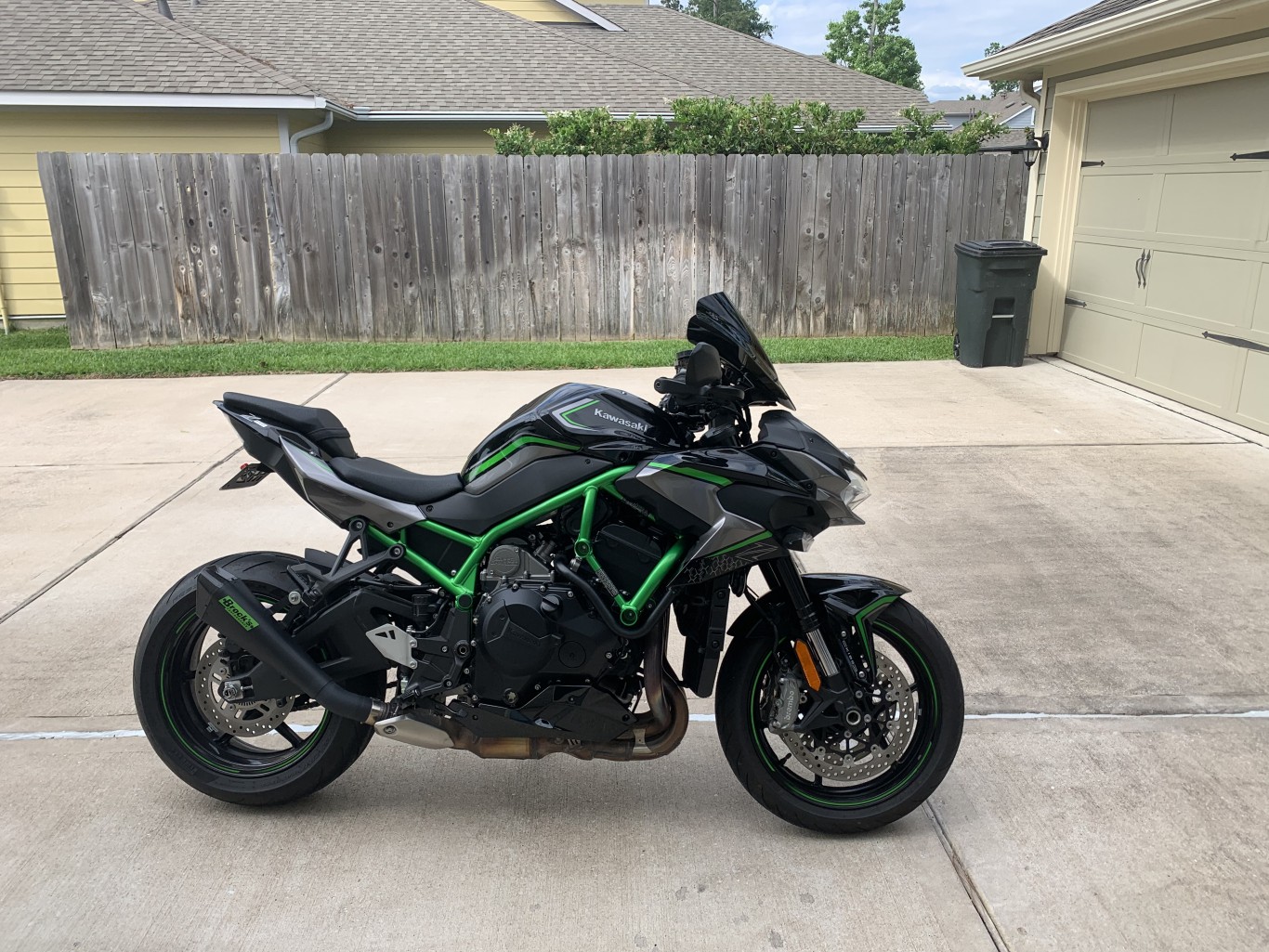 あずき AXIS M5526-E 4MP Indoor Outdoor PTZ Camera with 10x Zoom and Focus